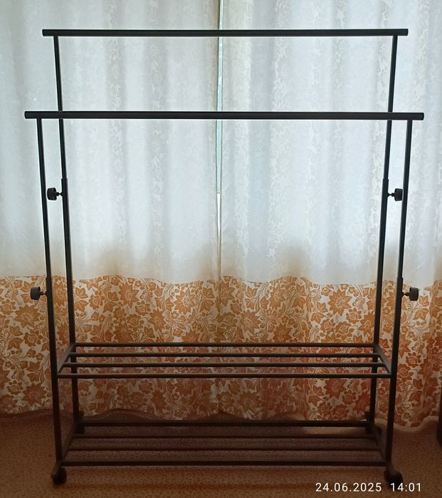 Вешалка напольная на колёсах