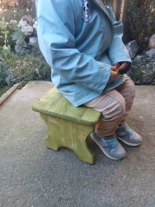 Дървено столче...