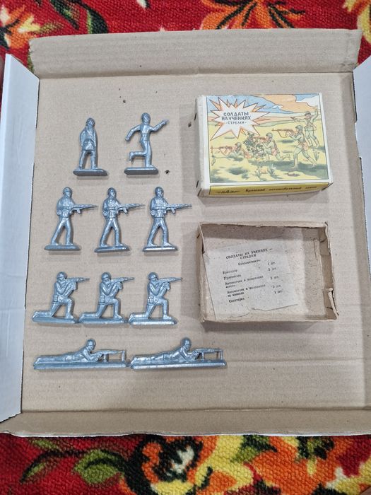 Набор оловянных солдатиков