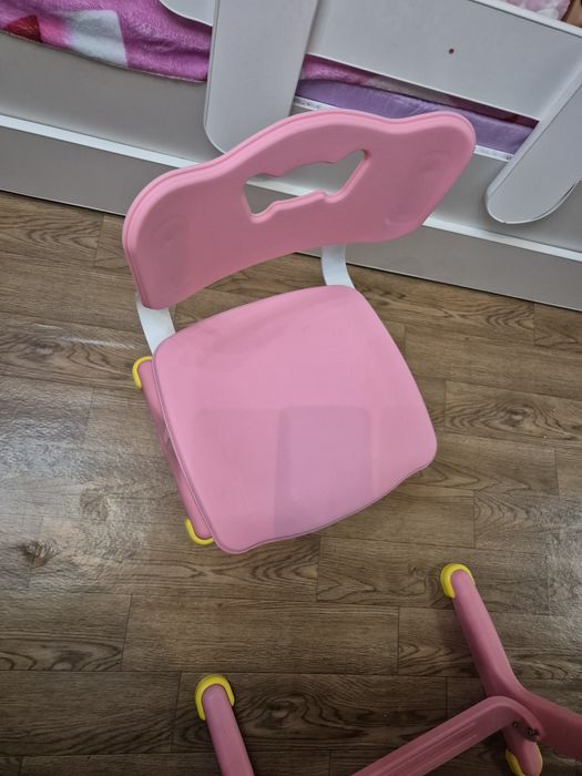 Продам парту,стул для девочки в очень хорошем состоянии.