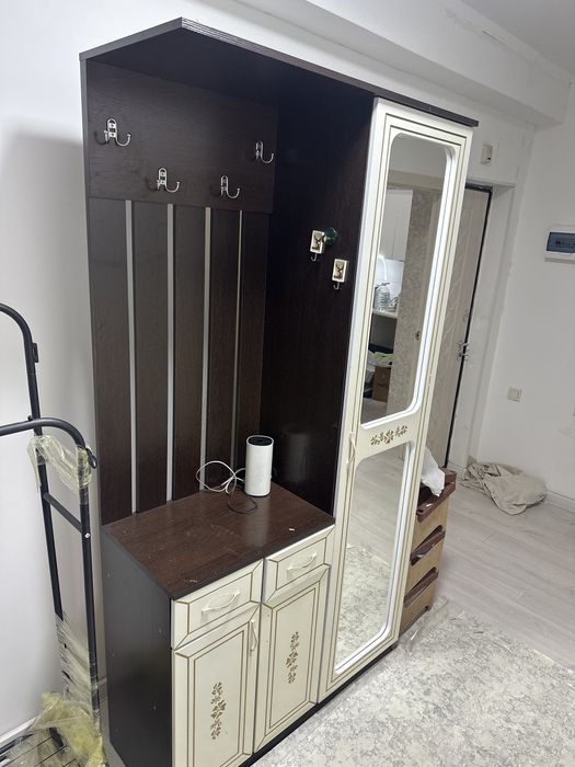 Шкаф вешилка в хорошем состояний 25 тыс отдам