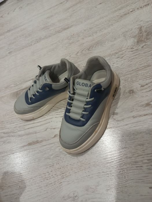 Продам детские кроссовки