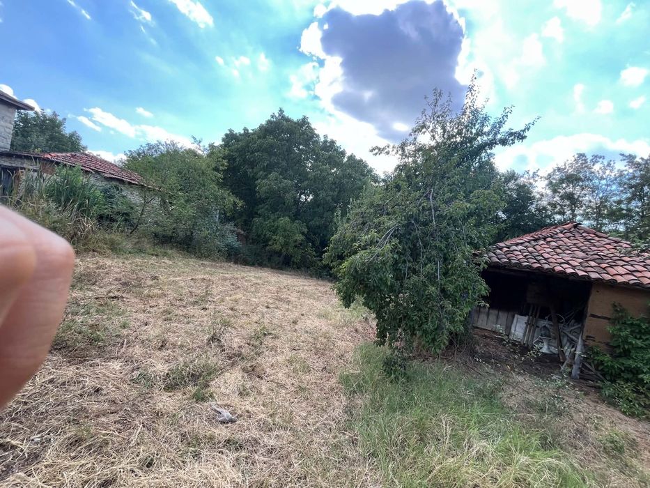 Парцел с построика с близост до центъра