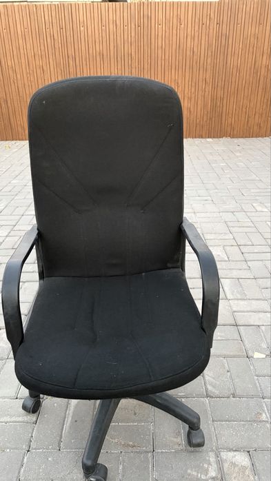 Офисный кресло и компьютерный