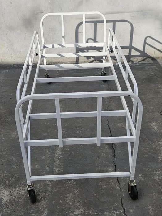 Кровать медицинская на колесах с регулируемыми бортами  от производите