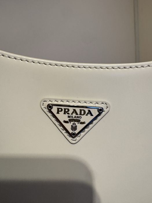 Geanta PRADA  un model superb