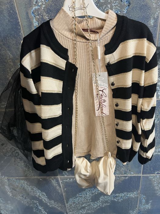 Compleu fete: cardigan, bluza si fusta.