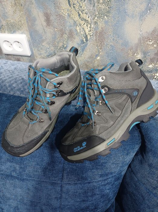 Продам кросовки 38-39 размер (написано 39-40)