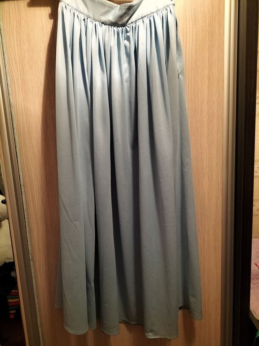 Юбка в пол голубая.