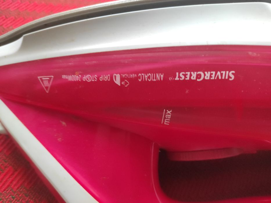 Fier de călcat 2400 W, cu talpă Tefal anticalcar, în stare perfectă de