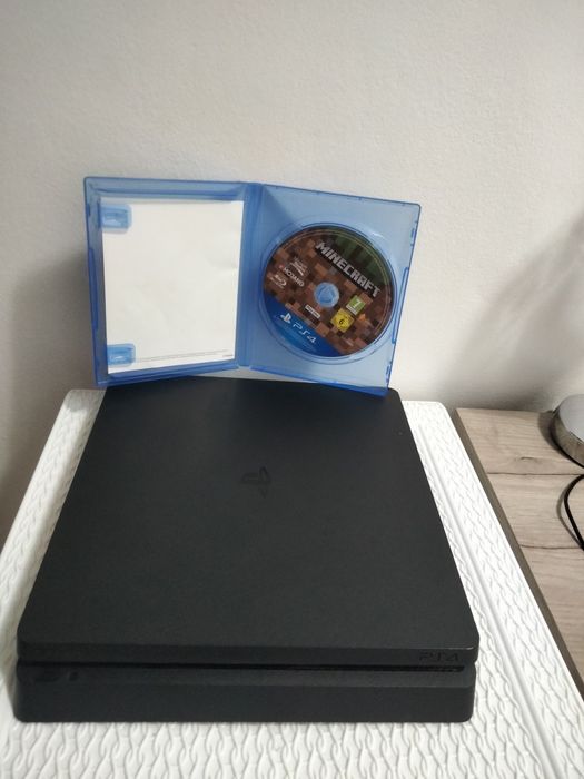 Vând consola ps4 slim