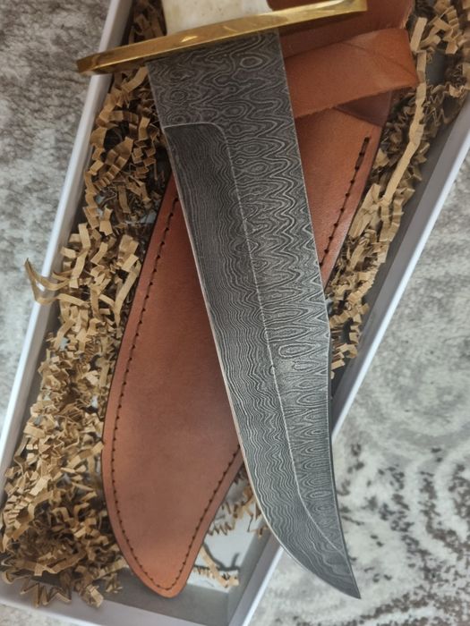 Vând cutit bear&son pentru vânătoare din otel de damasc