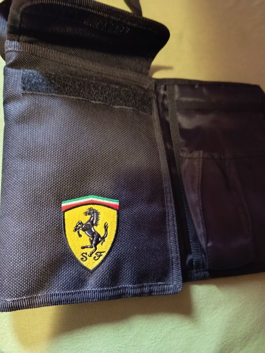 Borseta Ferrari cu trei spati