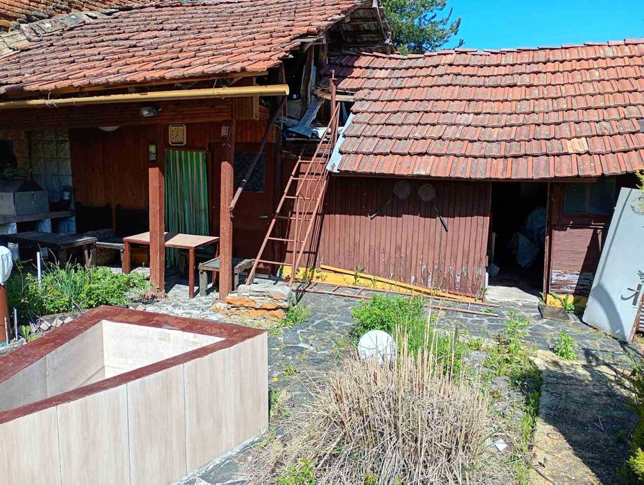 Къща с голям двор – тиха локация в екологичен регион, ток/вода, подходяща за целогодишно живеене