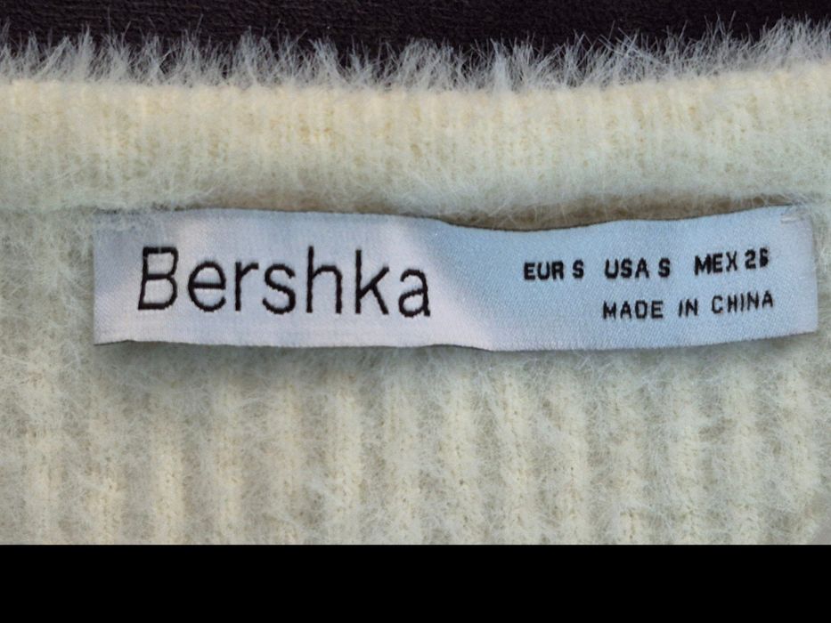 Pulover alb pufos Bershka, mărimea S