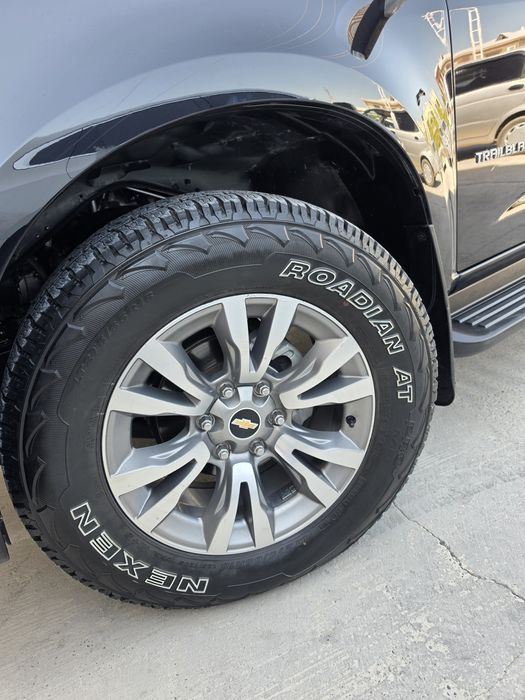 Trailblazer 2020 yil 4x4 full pozitsiya