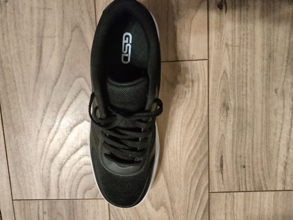 Кросовки новые для школы