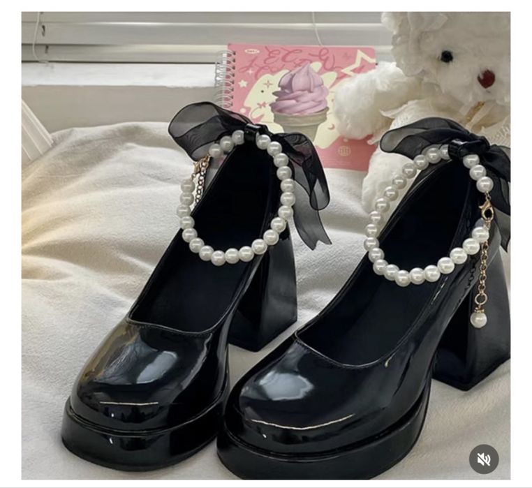 Черные туфли на каблуке