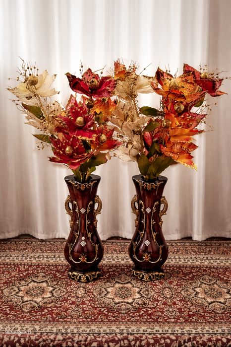 Vaza gullari bilan 2 ta