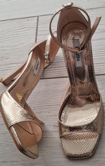 Sandale de ocazie, numărul 38. Potrivite pentru un picior subțire.