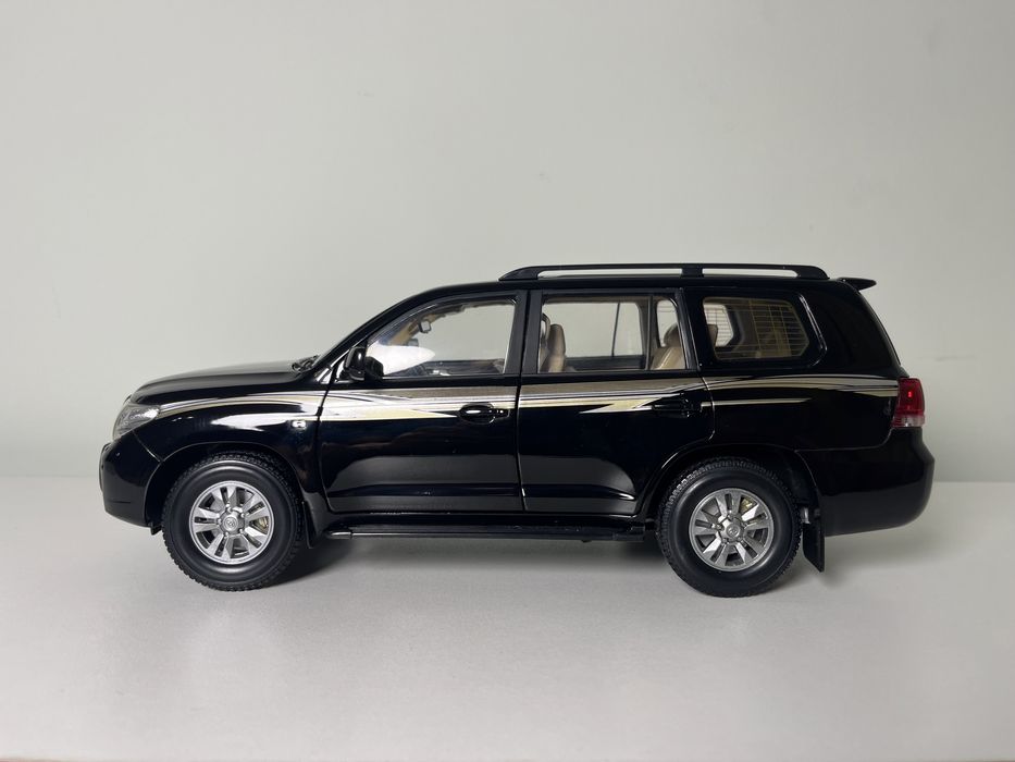 Продам Ленд Крузер 200, 1:18