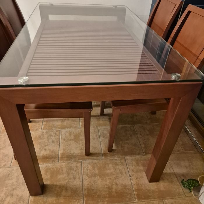 Трапезарна маса с 4 стола, масивно дърво, цвят череша.