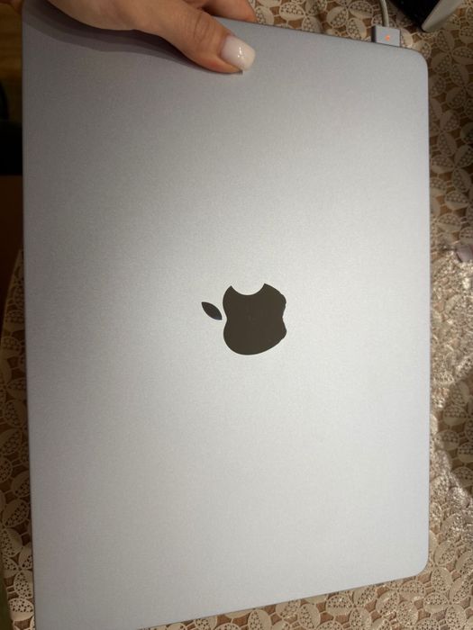 Продам Apple MacBook Air 13 (2025)
