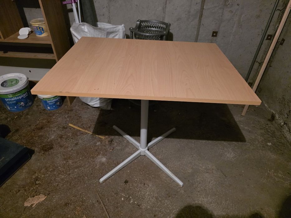 Маса помощта с метални крака