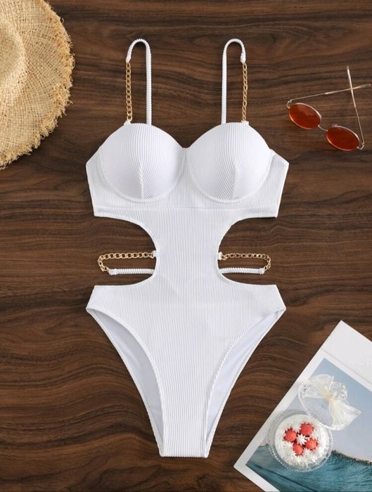 Costum alb  întreg superb, de baie, marimea S, purtat o singura data