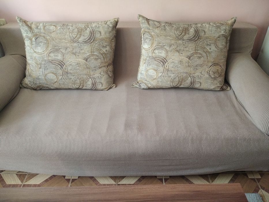 Продавамтриместен диван