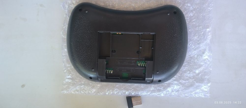 Продам игровой джойстик, беспроводная клавиатура с тачпадом.