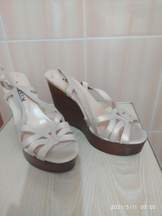 Продам босоножки