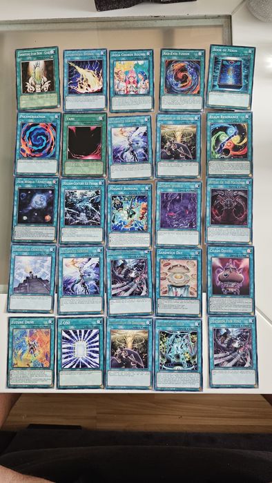 Продавам оригинални Yugioh карти