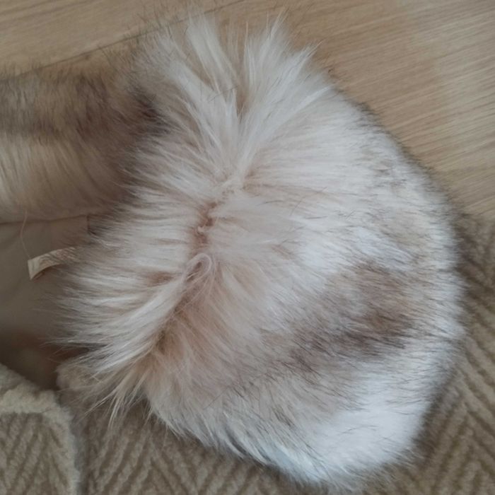 Бежово късо палто