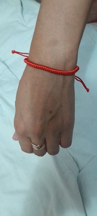 Браслет из красной нитки.