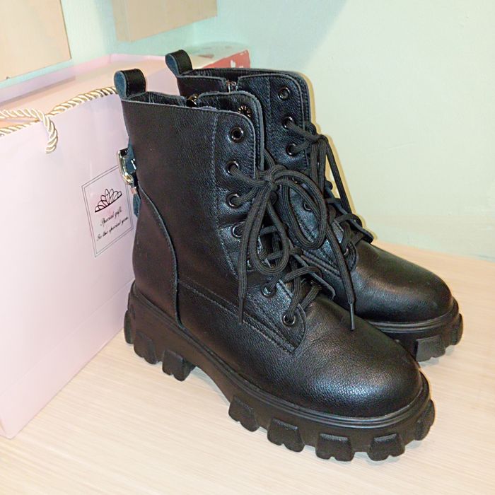 Ботинки Обувь. Кроссовки