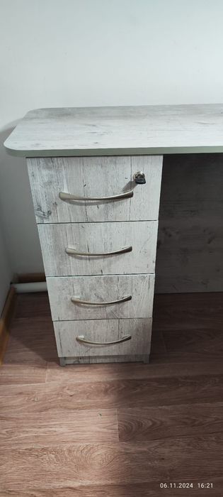 Продам маникюрный стол