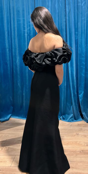 Вечернее платье с рюшами и корсетом