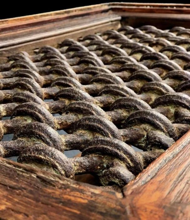 Unicat!Măsuță de cafea făcută dintr-un geam medieval.