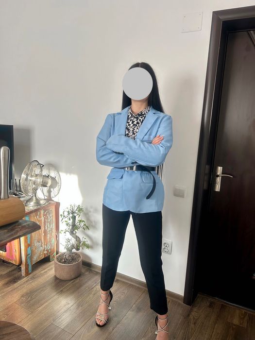 Vând sacouri diferite mărimi