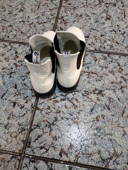 Бели боти пролет есен