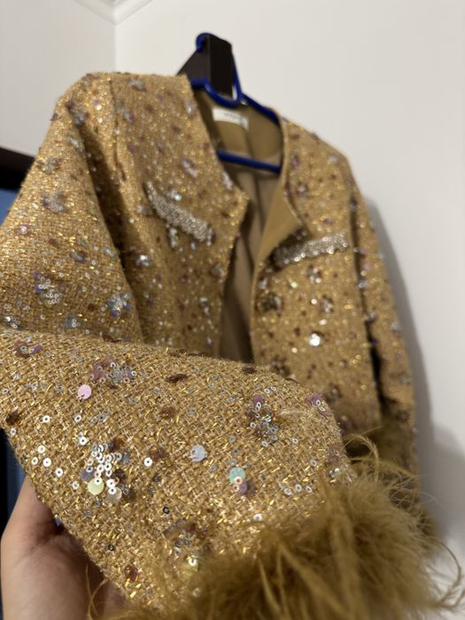 Золотистый костюмчик