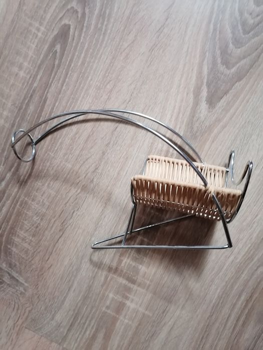 Две Красиви поставки за бутилка и метална поставка за чаши.