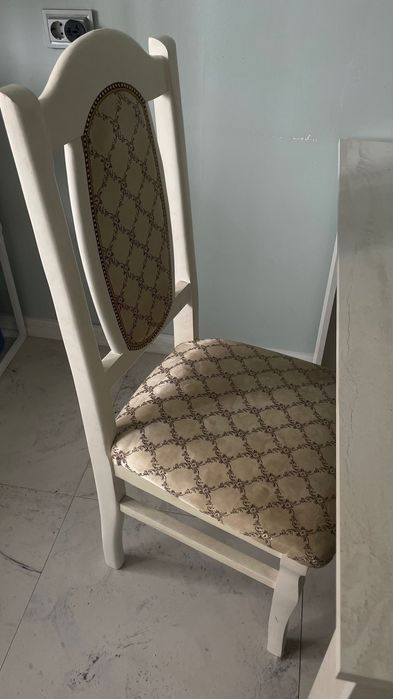 Белый кухонный стол и 2 стула