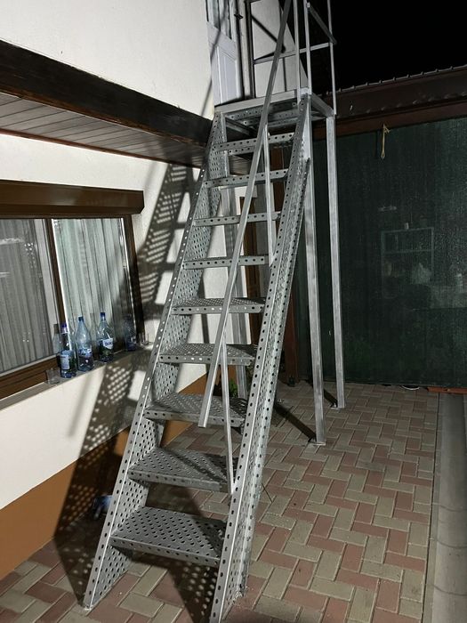 Vând scarii metalice zincate exterioare și pentru incendii , platforme