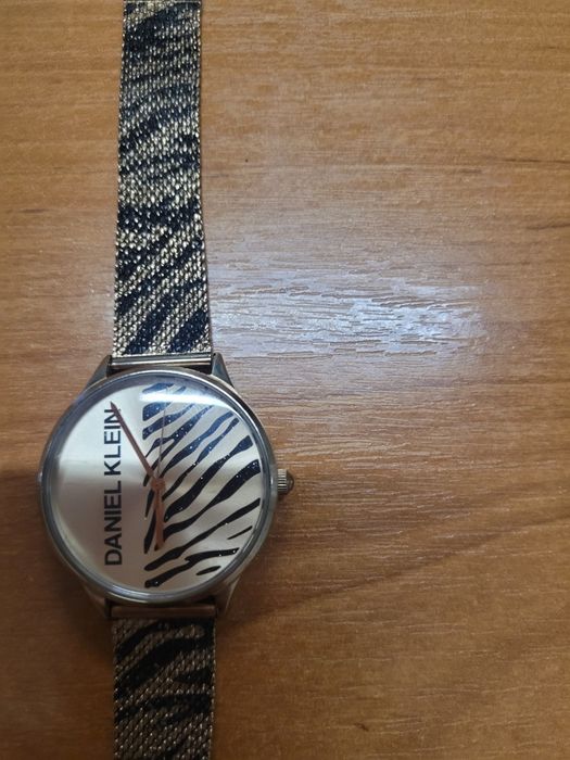 Продам часы женские красивые