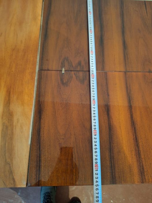 Стол регулируемый из дерево.