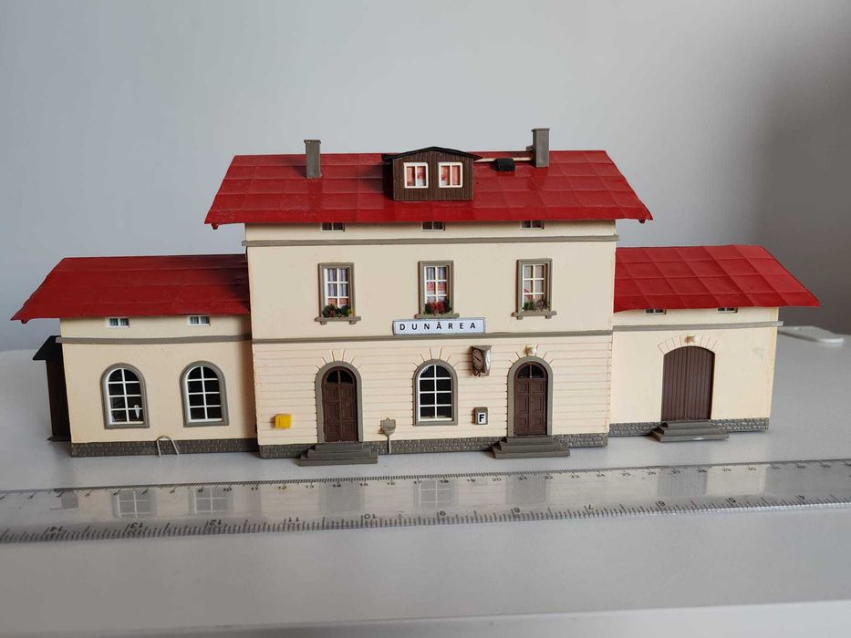 Vand doua cladiri gara scara HO, montate cu imbunatatiri si detalii
