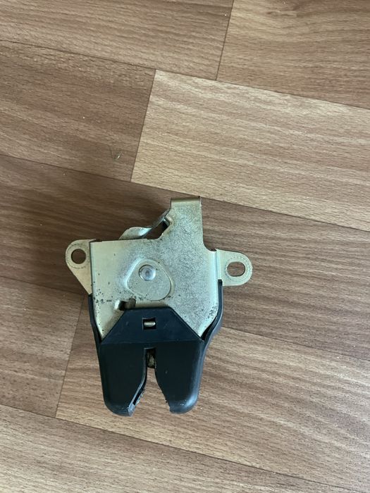 Карина Е замок багажника