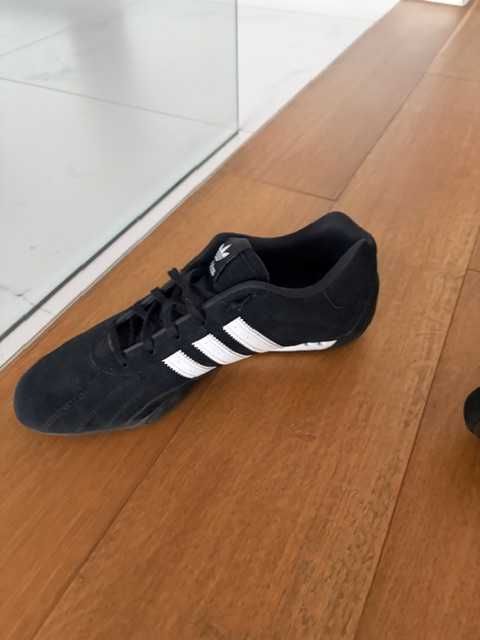 Adidas Adiracer Low-Top Sneakers – negru/alb – mărimea 42,5